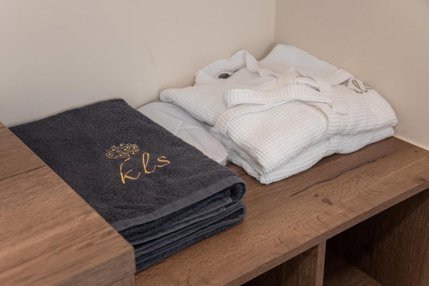 Kaiser Luxury Suites Achílleion Exteriör bild
